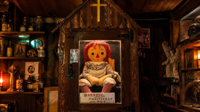 Muñeca de trapo Annabelle relacionada con las investigaciones paranormales de Ed y Lorraine Warren.