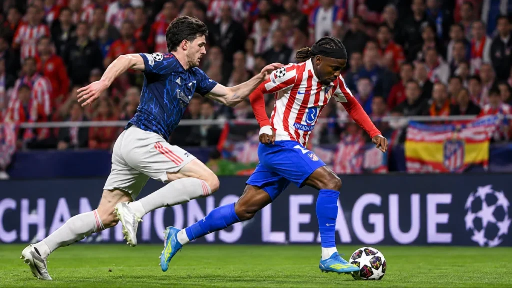 Jugadores del Atlético de Madrid y Manchester United disputan el balón durante un encuentro de la Champions League.
