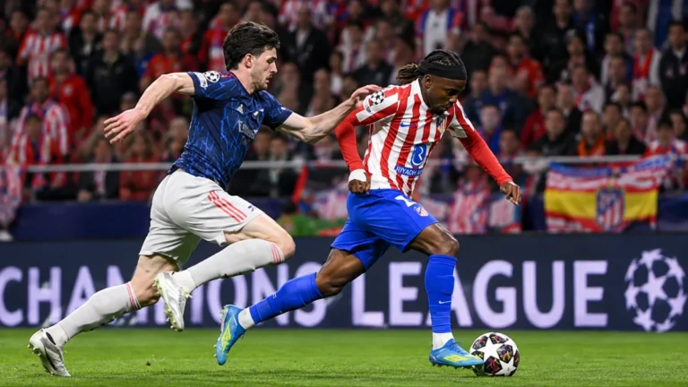 Jugadores del Atlético de Madrid y Manchester United disputan el balón durante un encuentro de la Champions League.