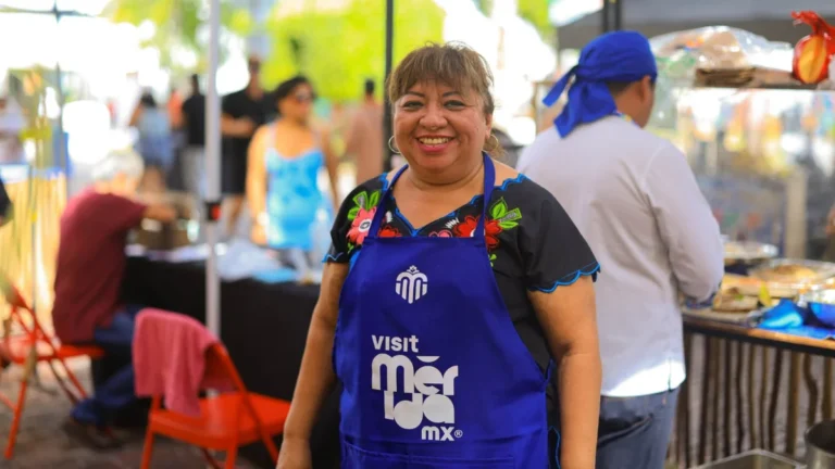 Feria del Panucho 2026 en la Ermita de Santa Isabel, Mérida, con comerciantes y visitantes.