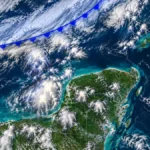 Representación satelital del frente frío número 2 aproximándose a la península de Yucatán, con nubosidad sobre el Golfo de México.