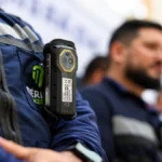 Inspector de Mérida porta una cámara corporal durante sus labores de inspección municipal.