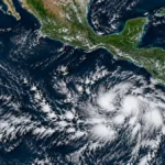 Representación satelital de una perturbación tropical sobre el océano Pacífico