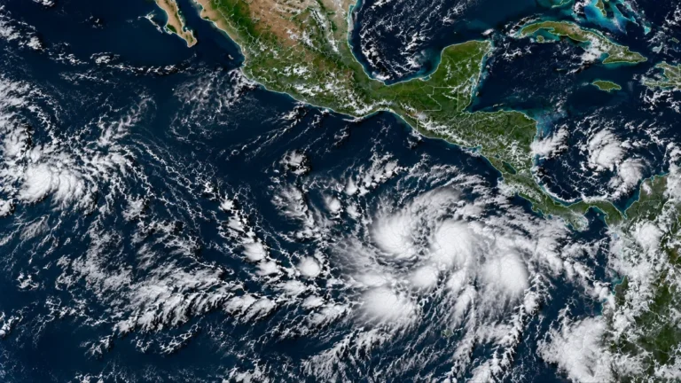 Representación satelital de una perturbación tropical sobre el océano Pacífico