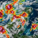 Imagen ilustrativa de la Península de Yucatán con abundante nubosidad, lluvias y tormentas eléctricas