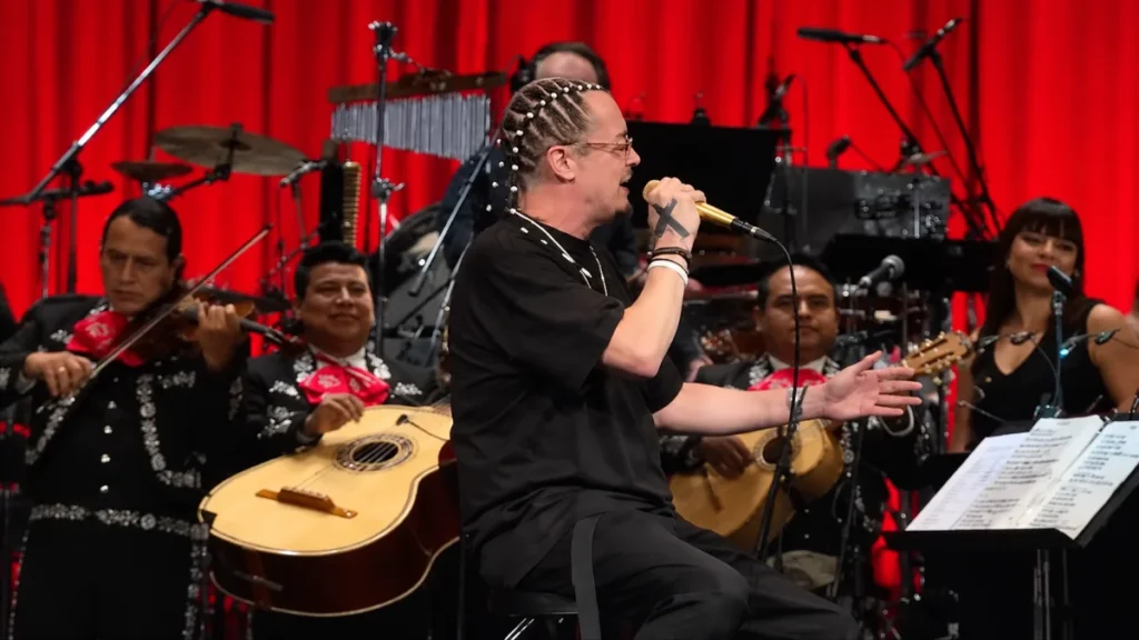 Mike Patton sorprende en Bellas Artes con homenaje a Juan Gabriel