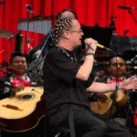 Mike Patton interpreta música mexicana acompañado por mariachi durante su presentación en Bellas Artes.
