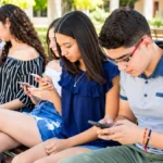 Adolescente utilizando un teléfono móvil con aplicaciones de redes sociales, en referencia a las nuevas medidas de protección digital en México.