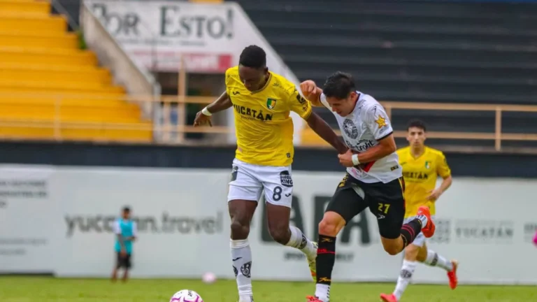 Jugador de Venados FC disputa el balón con un futbolista de Leones Negros durante un partido de la Liga de Expansión MX.